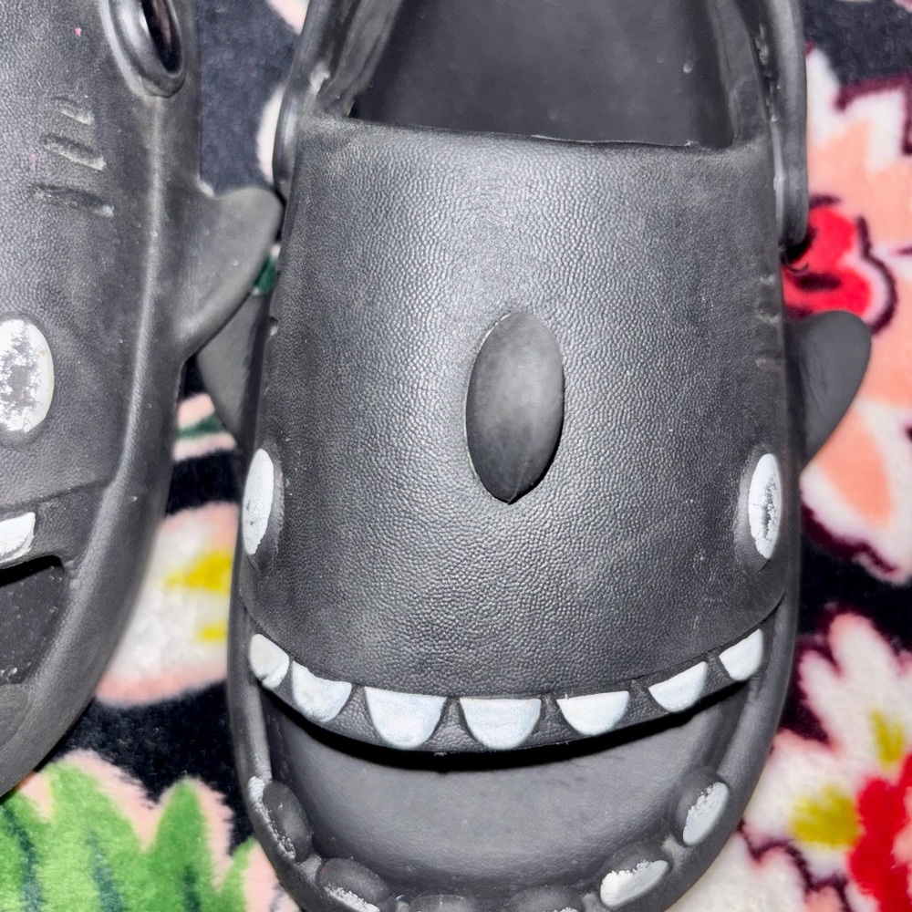 Kids Size 11/12 Black Shark Slippers Shoes Unisex Slip-On Sandals Slides Clogs - Picture 8 of 9